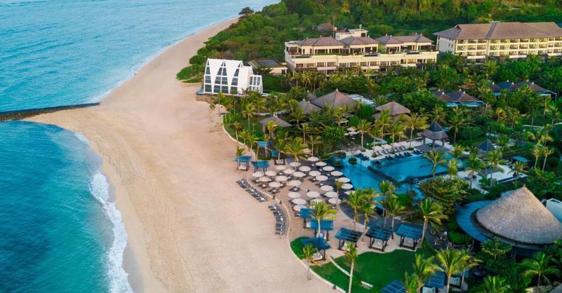 Menginap di The Ritz-Carlton Bali: Kemewahan Tepi Pantai Nusa Dua